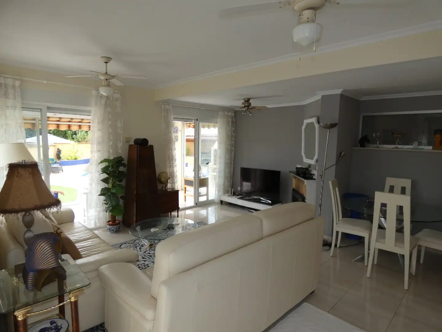Sala de estar de Casa o chalet en venta en L'Alfàs del Pi con Aire acondicionado, Calefacción y Jardín privado