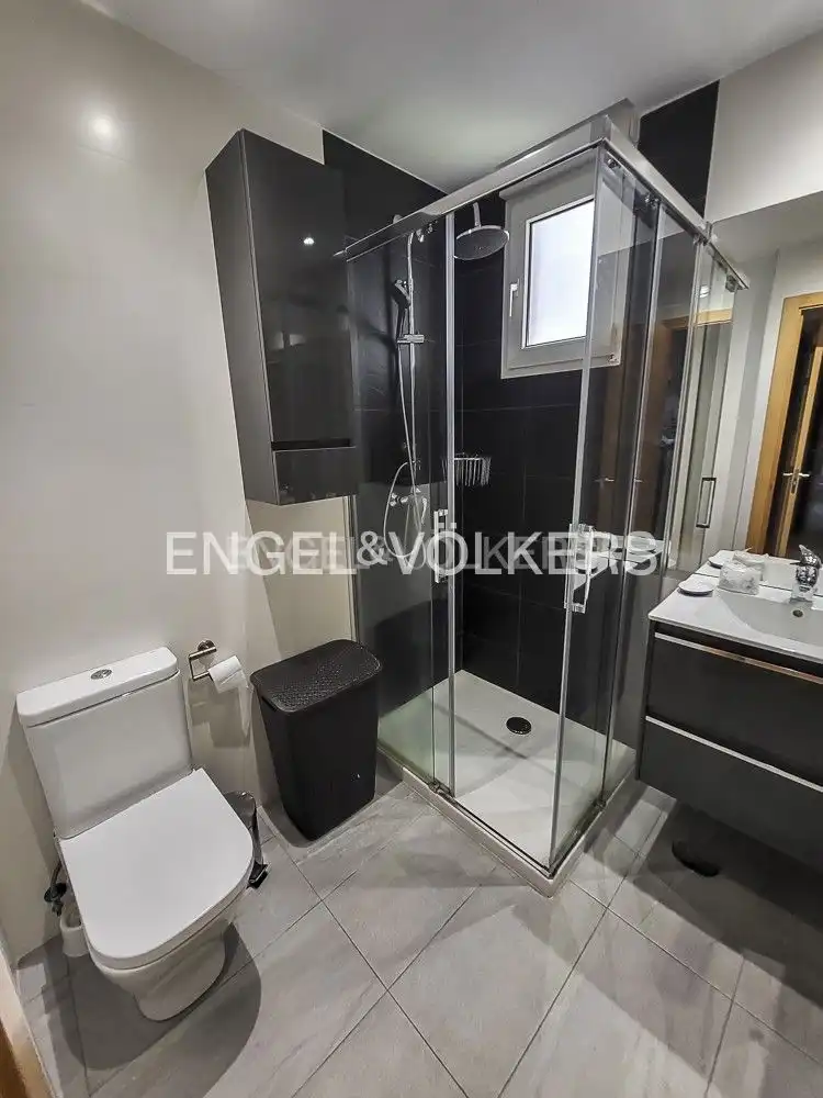 Bathroom of Flat for rent in Madrid  with Air Conditioner, Heating and Private garden