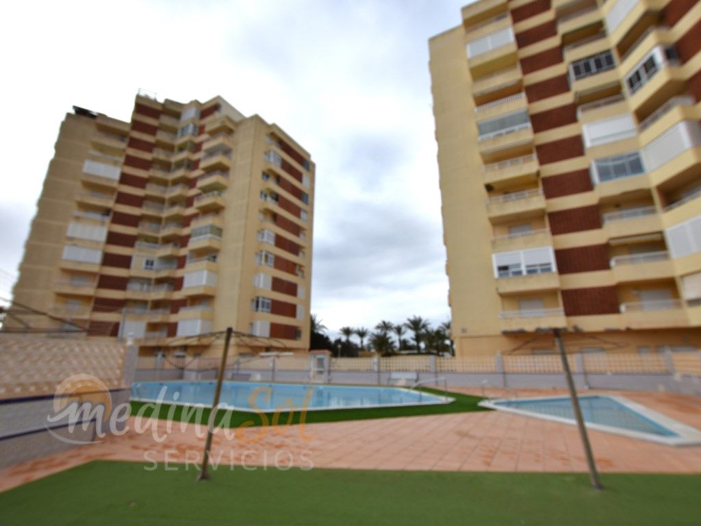 Piscina de Planta baixa en venda en La Manga del Mar Menor amb Jardí privat, Rentadora i Piscina comunitària