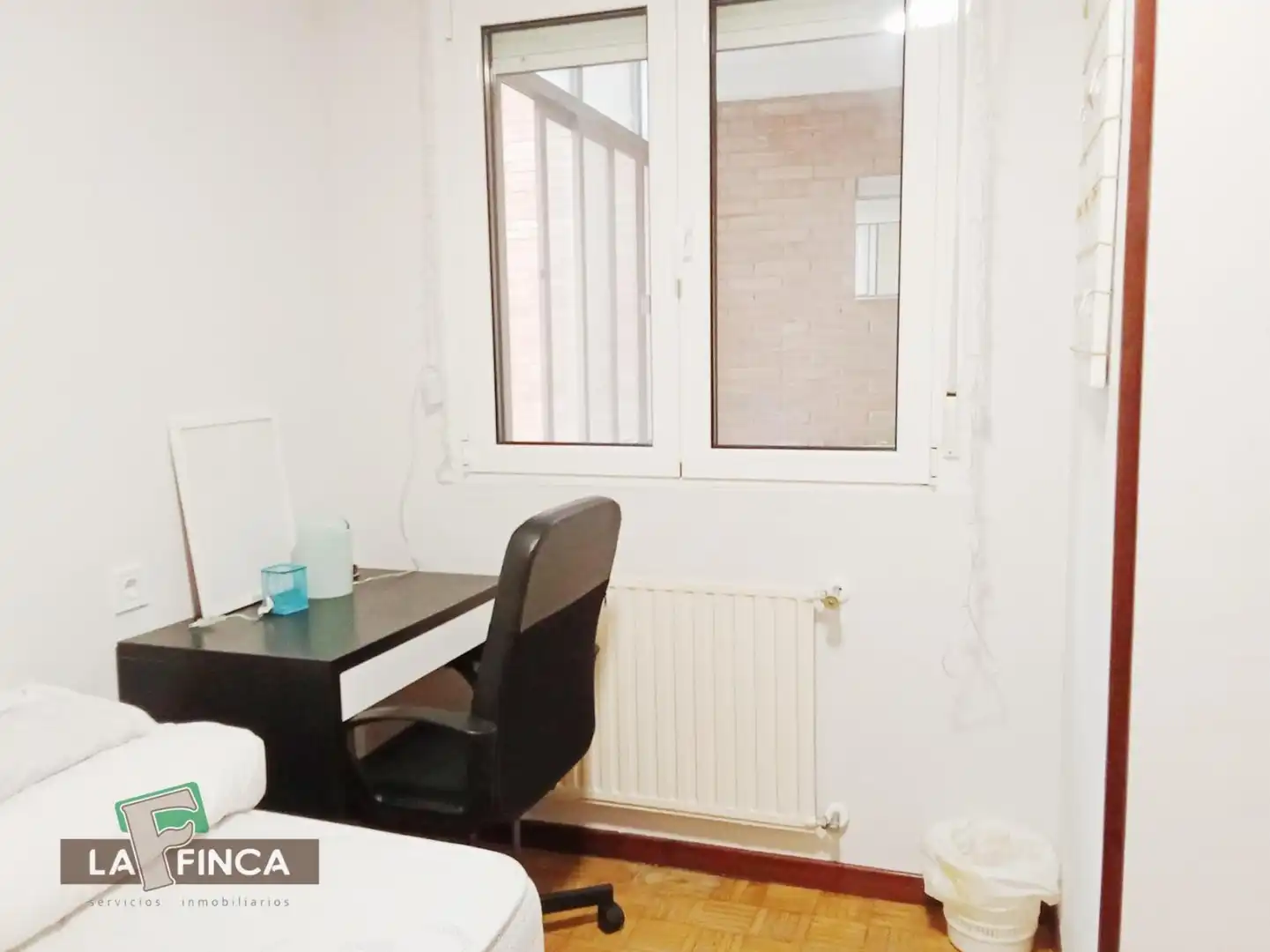 Dormitori de Pis de lloguer en Oviedo  amb Calefacció, Parquet i Terrassa