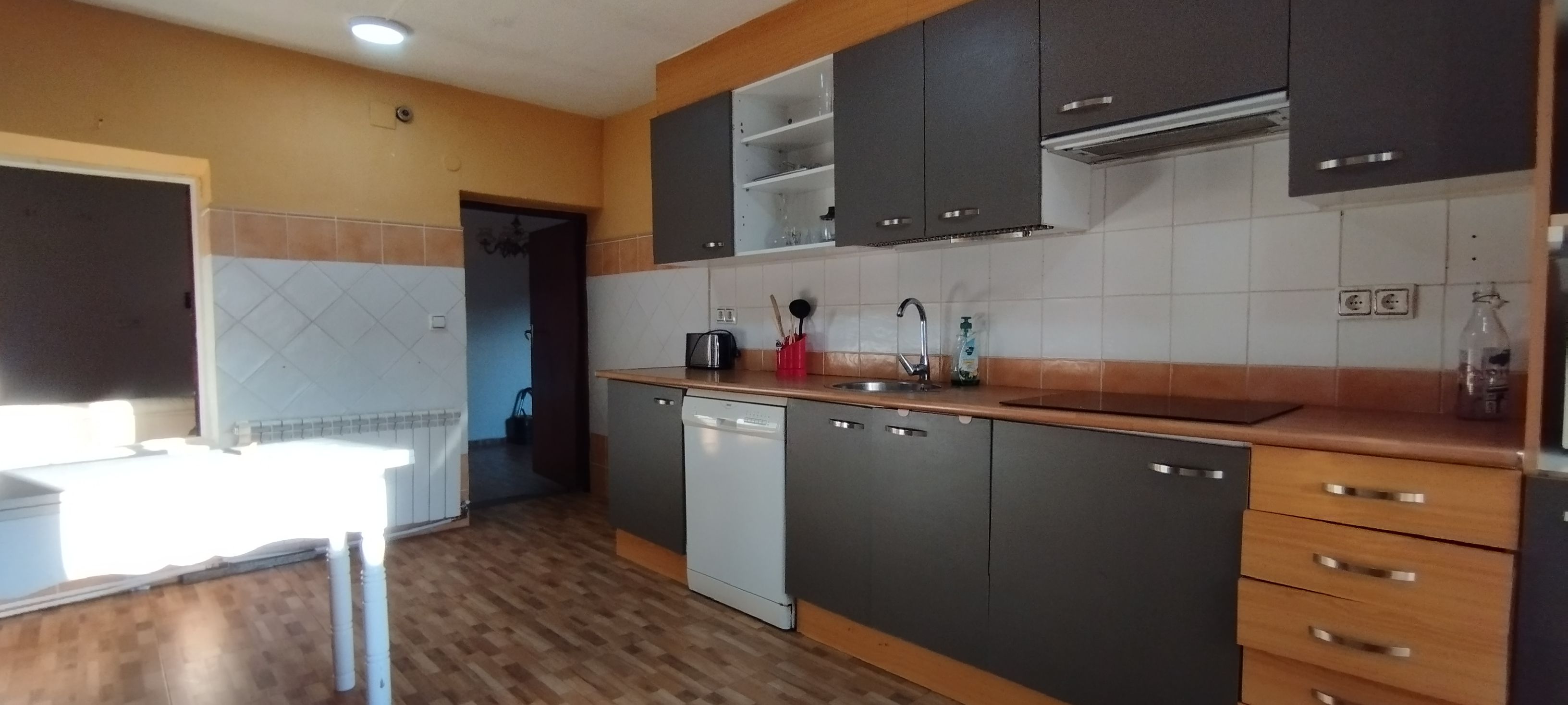 Cuina de Casa o xalet en venda en Rubí de Bracamonte amb Calefacció, Traster i Moblat
