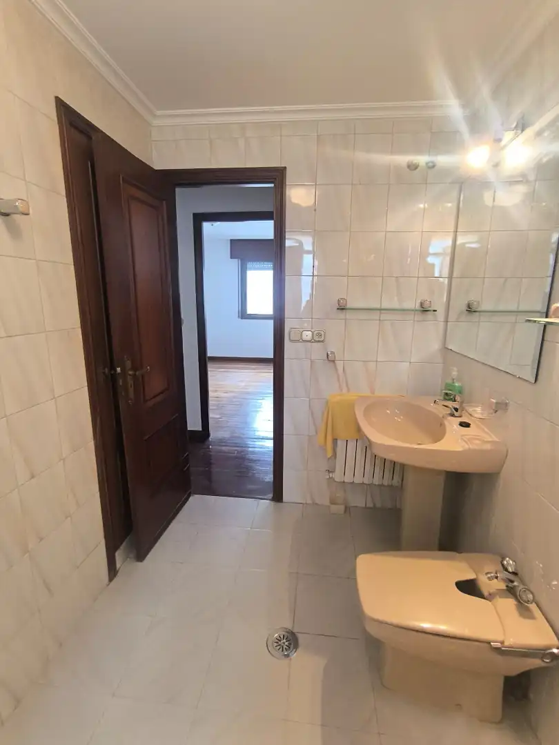 Baño de Piso en venta en Pontevedra Capital  con Calefacción, Parquet y Trastero