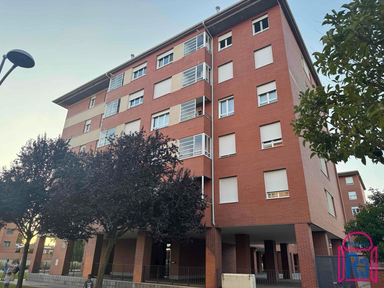 Vista exterior de Apartament en venda en León Capital  amb Calefacció, Terrassa i Traster