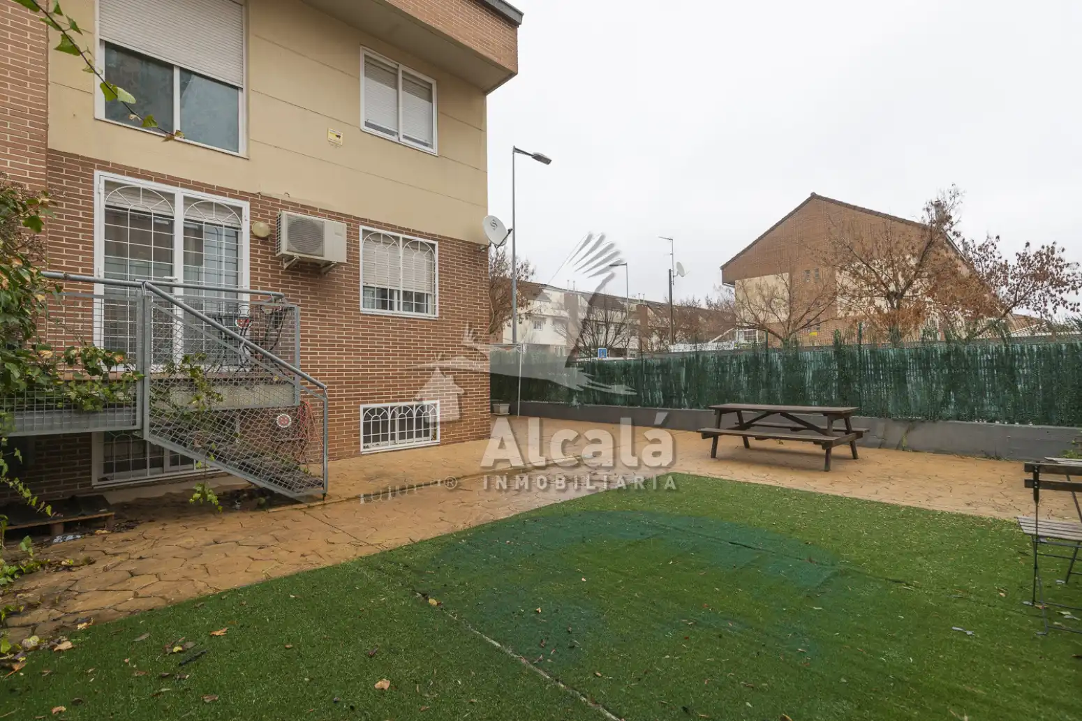 Außenansicht von Einfamilien-Reihenhaus zum Verkauf in Alcalá de Henares mit Heizung und Terrasse