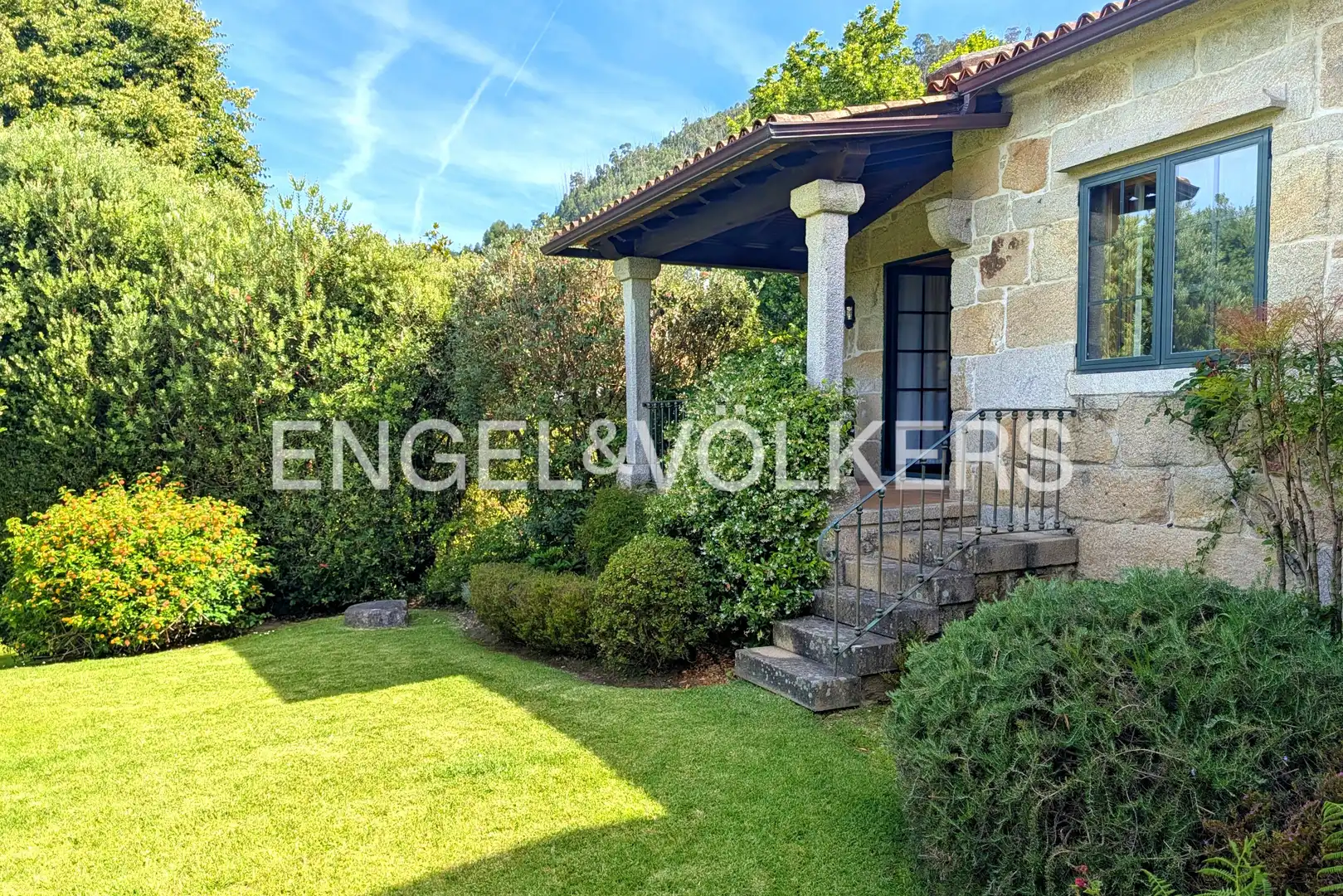 Vista exterior de Casa o xalet en venda en Nigrán amb Calefacció, Jardí privat i Terrassa