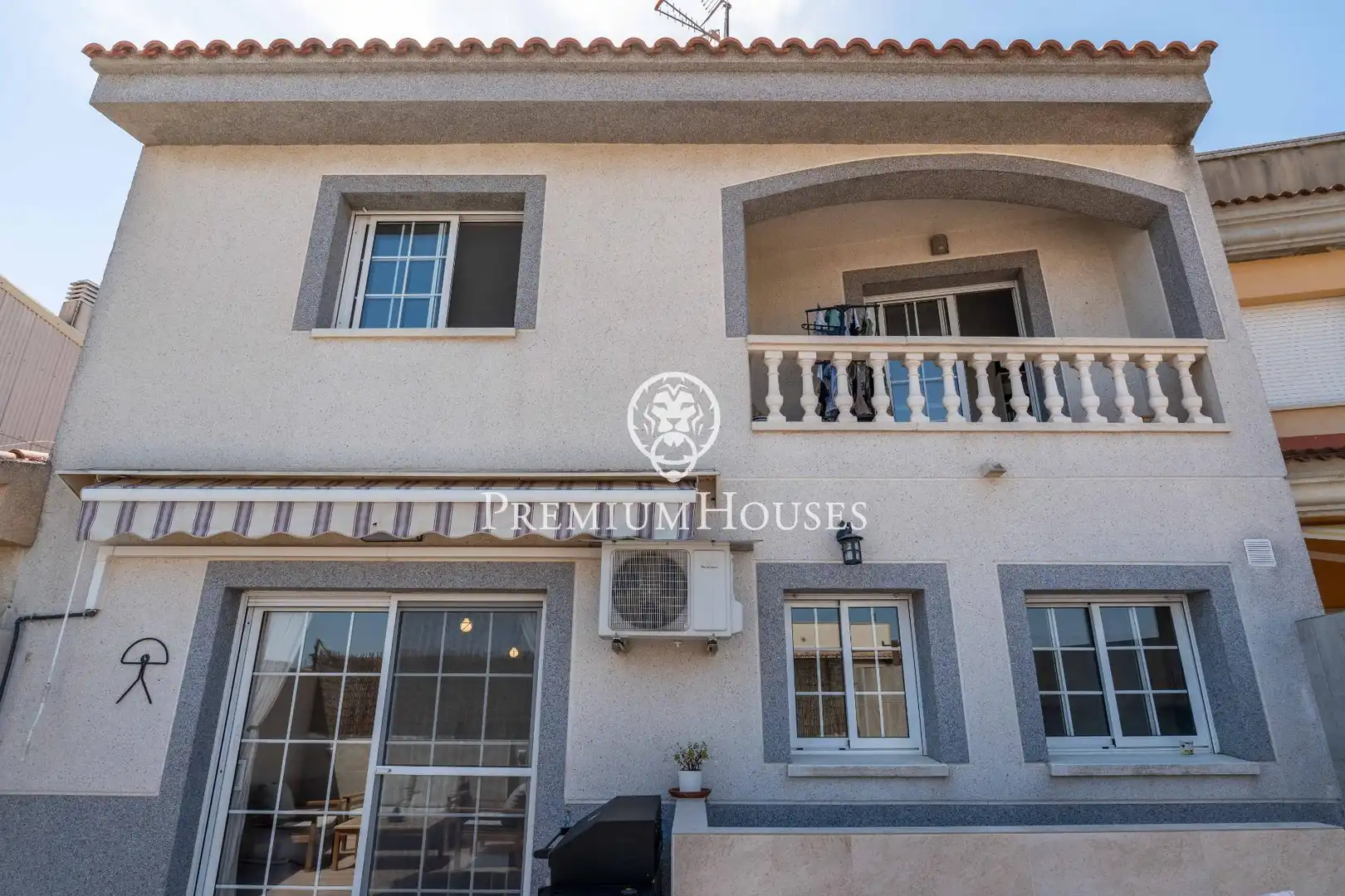 Exterior view of Detached homes for sale in Vilanova i la Geltrú  with Air Conditioner, Heating and Storage room