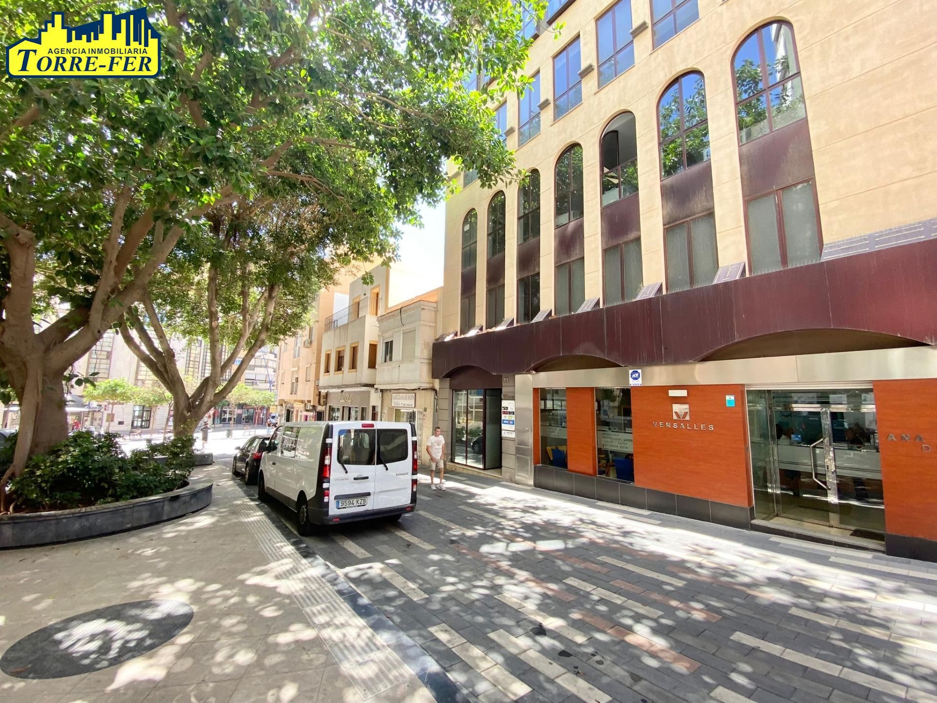 Vista exterior de Oficina en venta en  Almería Capital con Aire acondicionado