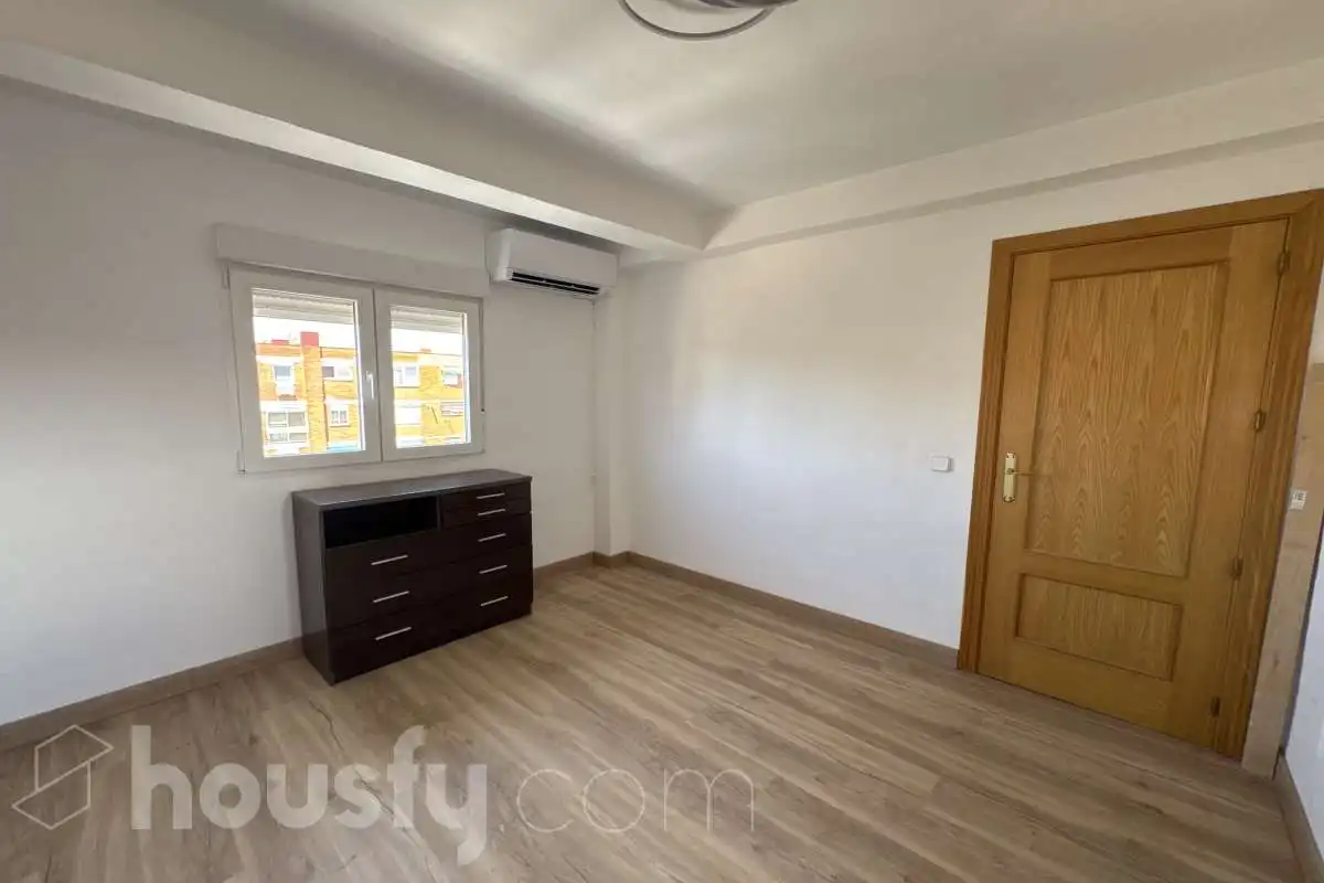Bedroom of Flat for rent in Madrid  with Air Conditioner, Heating and Parquet flooring