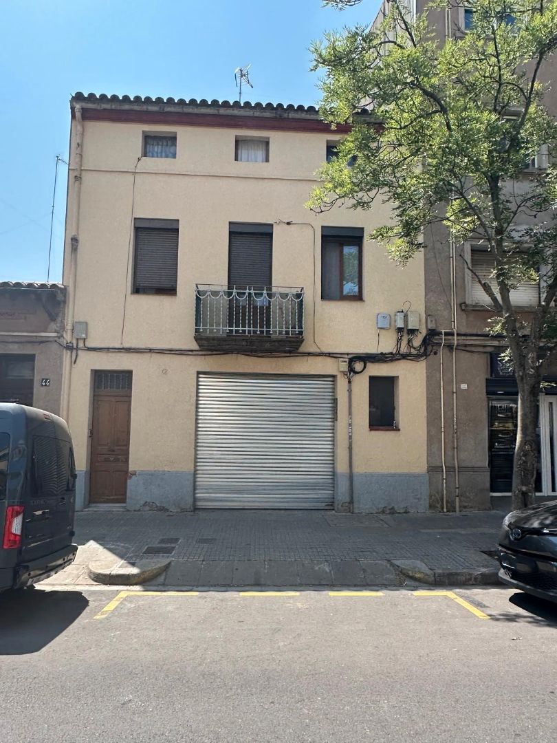 Vista exterior de Casa adosada en venda en Manresa amb Calefacció, Terrassa i Balcó