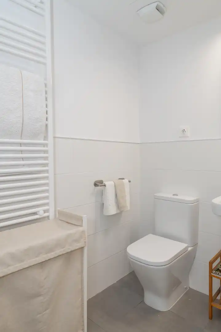 Bany de Apartament de lloguer en Girona amb Parquet i Piscina comunitària
