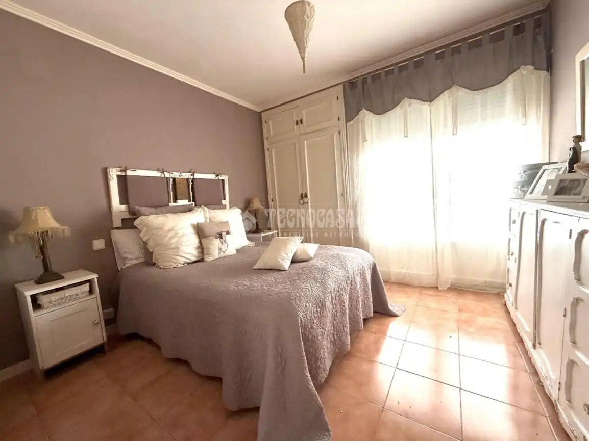 Dormitori de Casa adosada en venda en Villanueva de la Cañada amb Calefacció, Jardí privat i Moblat