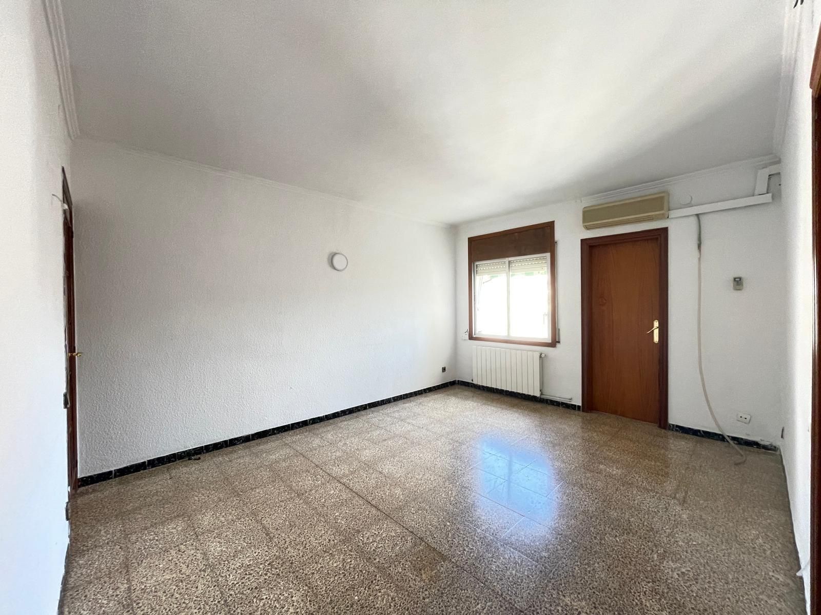 Living room of Flat for sale in Santa Coloma de Gramenet  with Air Conditioner and Heating