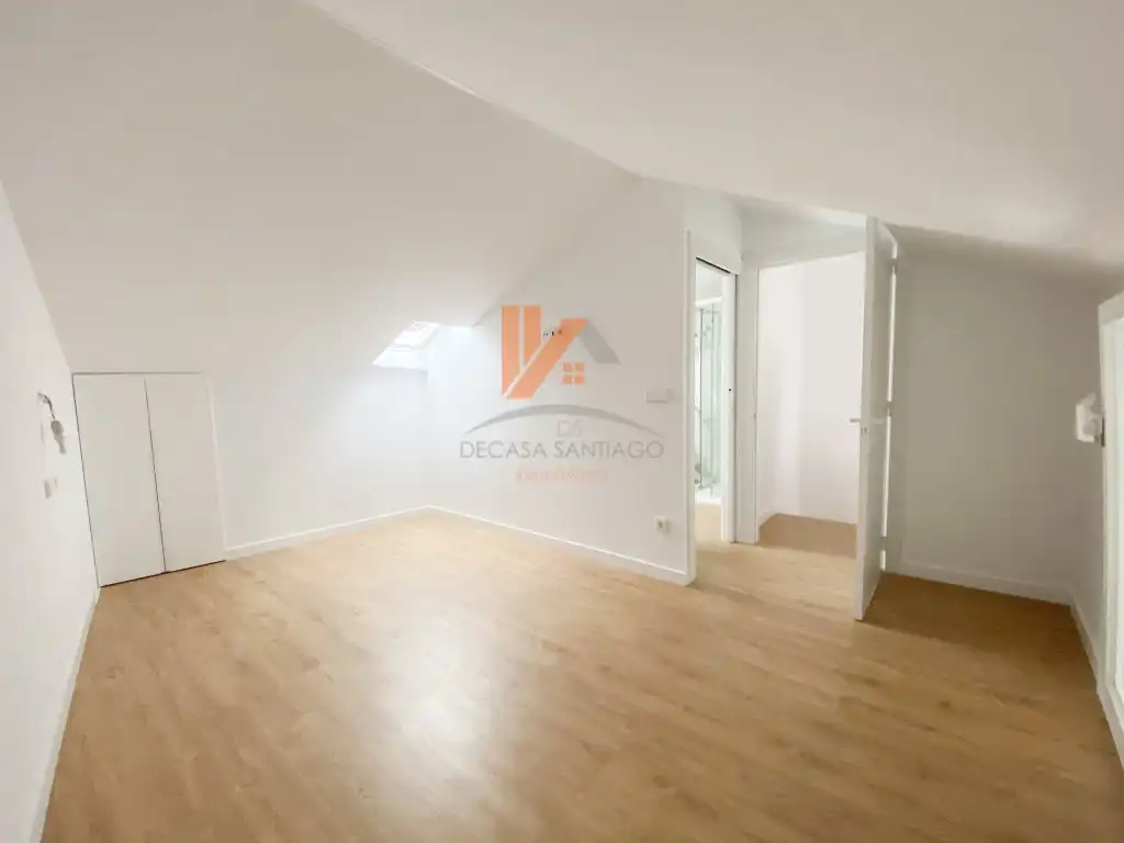 Casa adosada en venta en Santiago de Compostela  con Balcón