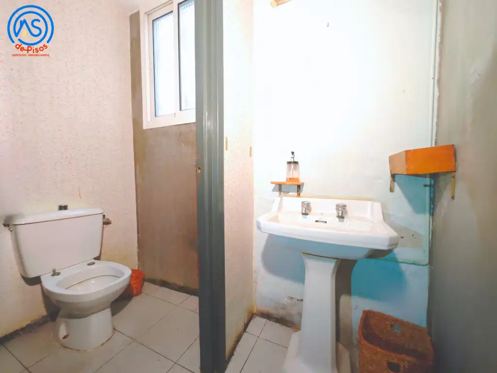 Badezimmer von Geschaftsraum zur Miete in Zaragoza mit Parkett und Terrasse