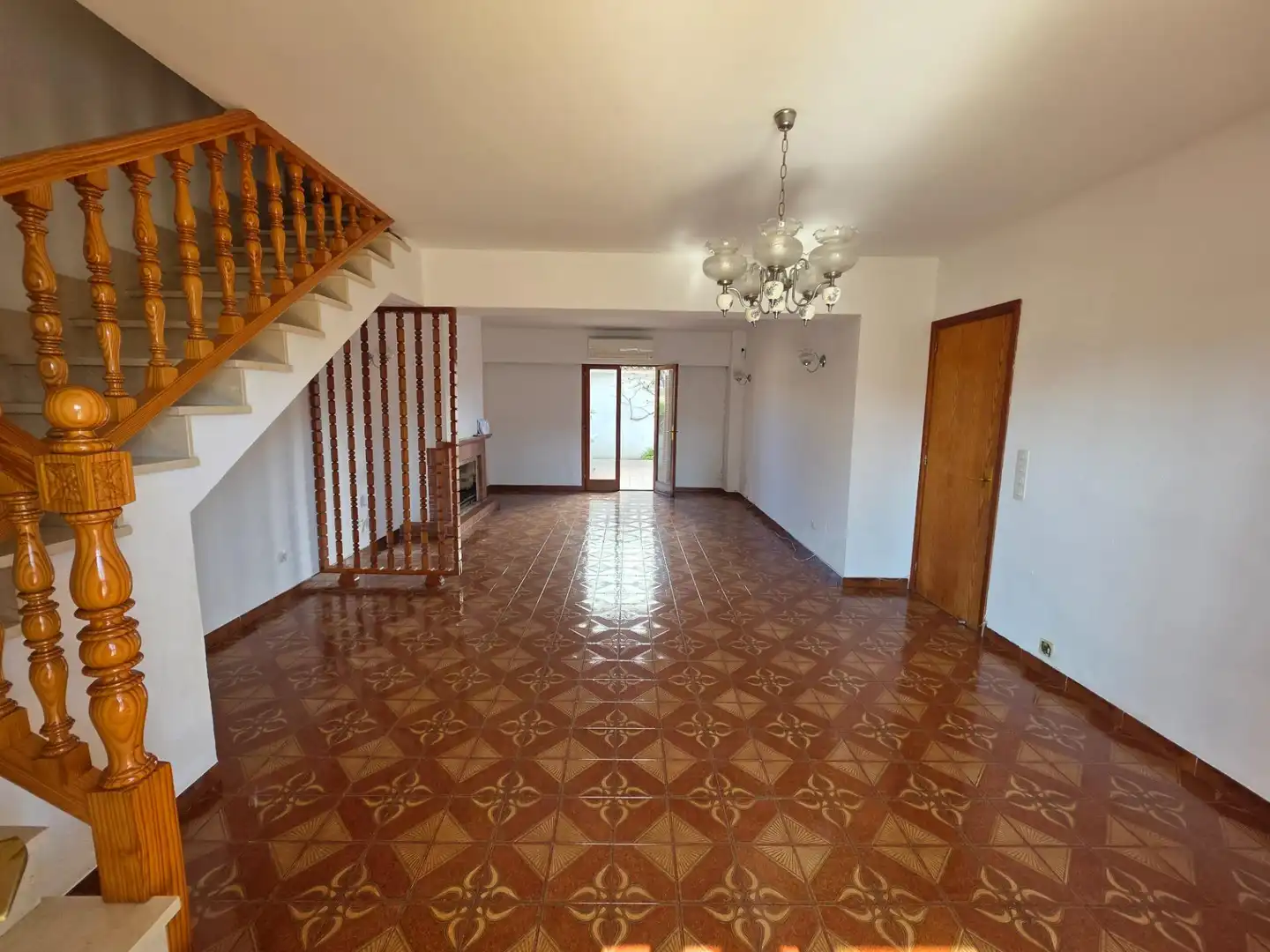 Wohnzimmer von Erdgeschoss zum Verkauf in Alcúdia mit Klimaanlage, Privatgarten und Terrasse