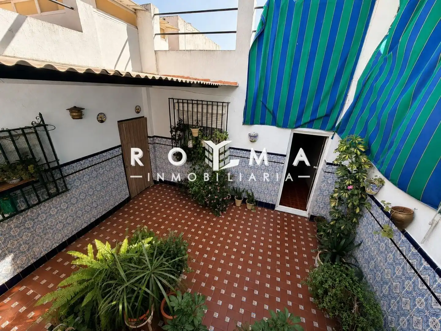 Vista exterior de Casa o xalet en venda en Dos Hermanas amb Aire condicionat, Terrassa i Balcó