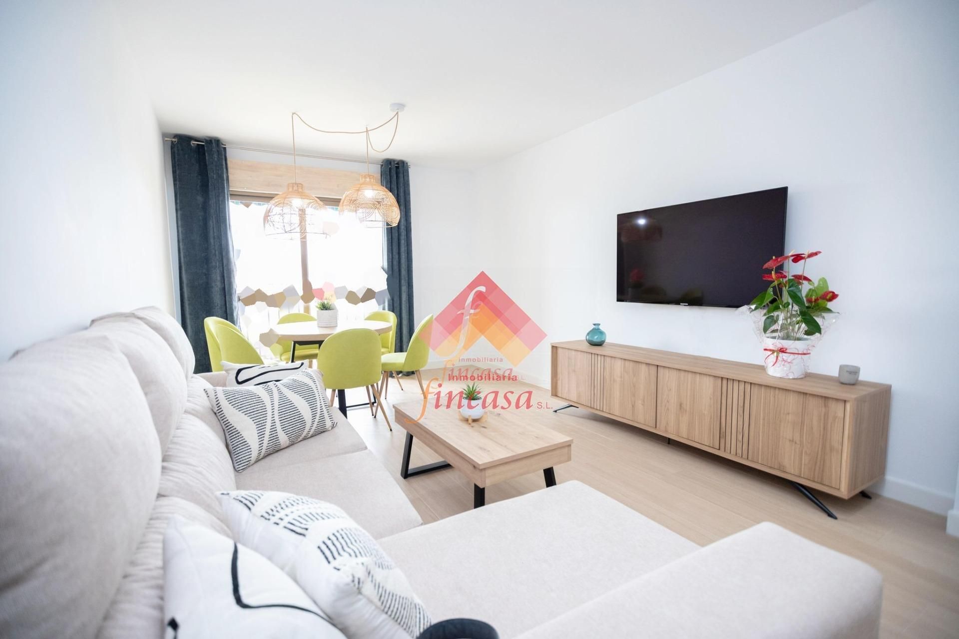 Sala d'estar de Pis en venda en Ronda amb Terrassa i Moblat