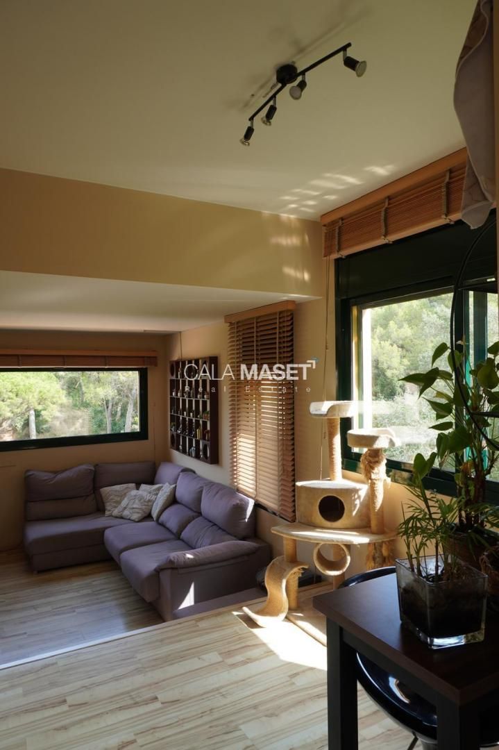 Sala d'estar de Casa adosada en venda en Sant Feliu de Guíxols amb Calefacció, Jardí privat i Terrassa