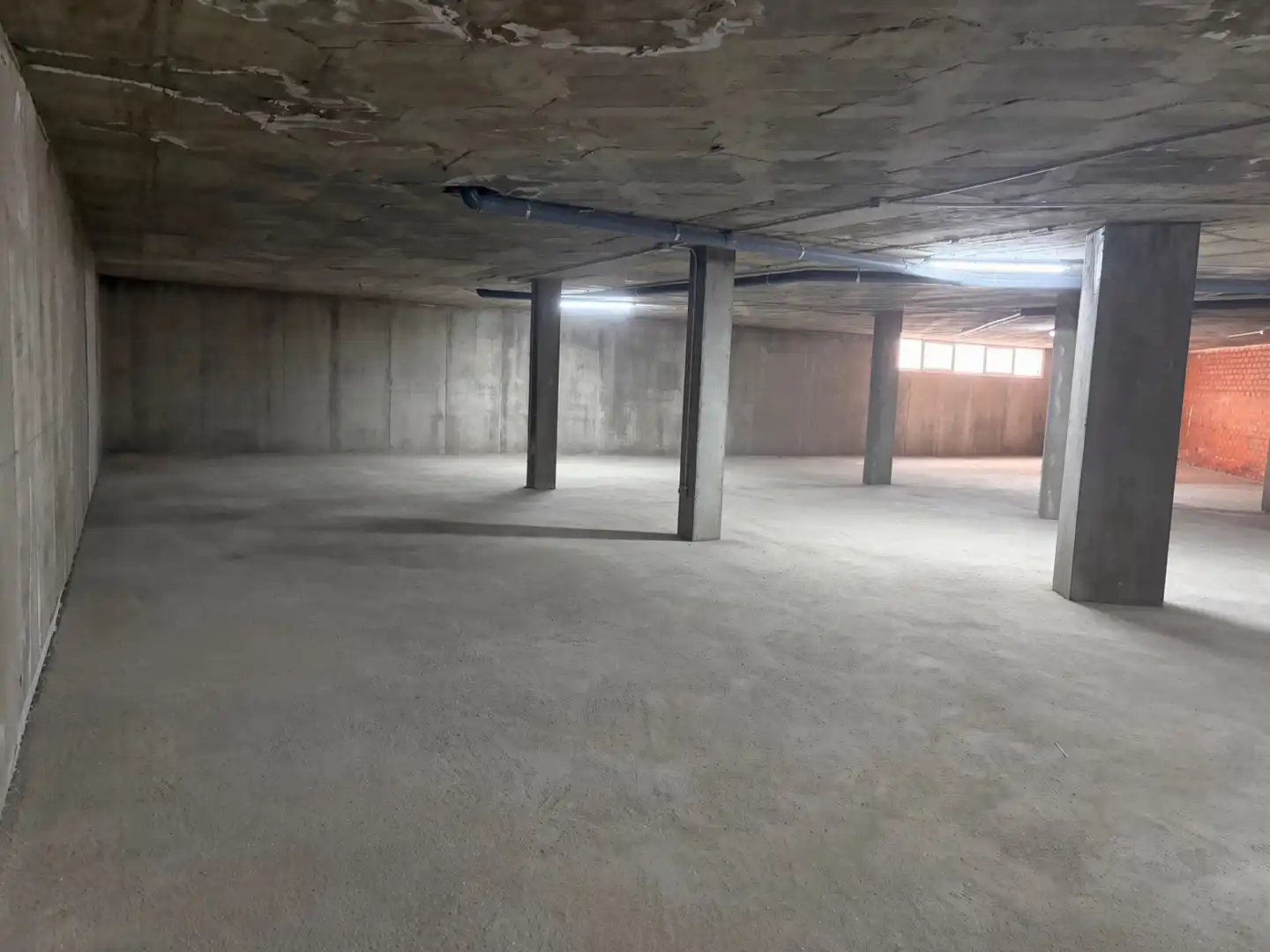 Local de lloguer a Avenida de los Reyes Católicos, Nuevo Hospital