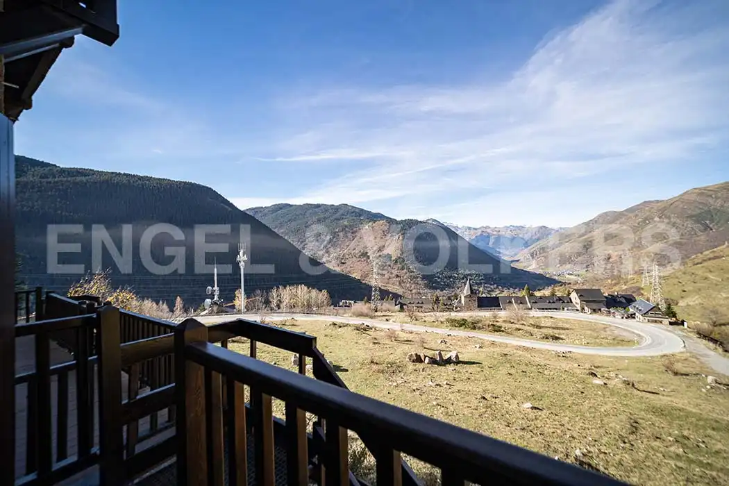 Vista exterior de Casa adosada en venda en Naut Aran amb Calefacció, Moblat i Forn