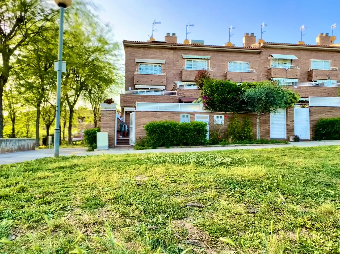 Vista exterior de Casa adosada en venta en Sant Joan Despí con Aire acondicionado, Calefacción y Jardín privado