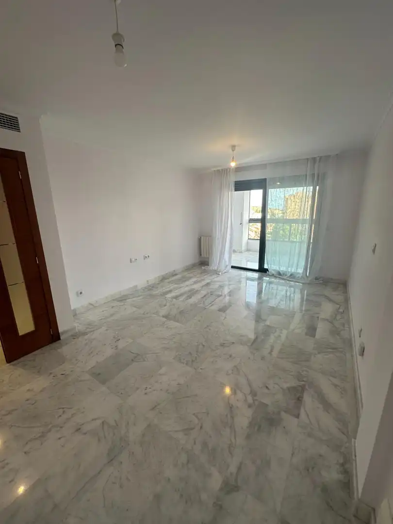 Sala de estar de Piso de alquiler en Alicante / Alacant con Aire acondicionado y Piscina comunitaria