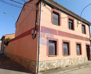 Vista exterior de Casa o xalet en venda en Sahagún amb Calefacció, Jardí privat i Terrassa