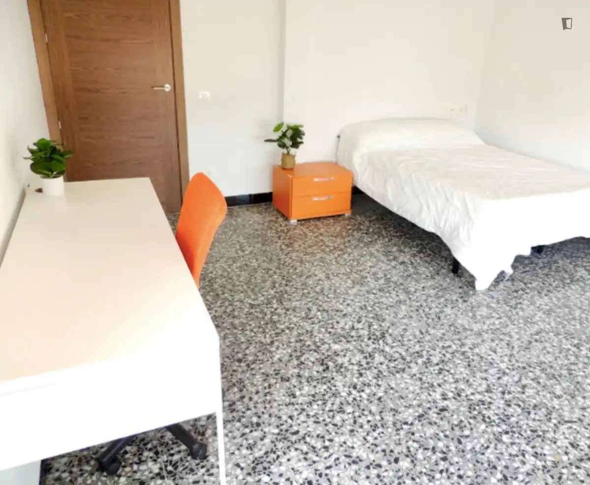 Dormitori de Apartament per a compartir en Castellón de la Plana / Castelló de la Plana amb Moblat i Forn