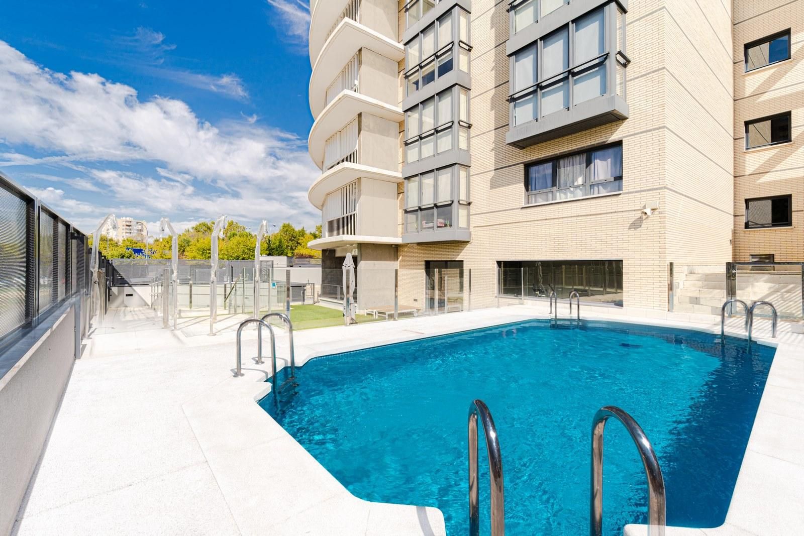 Piscina de Estudi de lloguer en  Madrid Capital amb Aire condicionat, Parquet i Traster