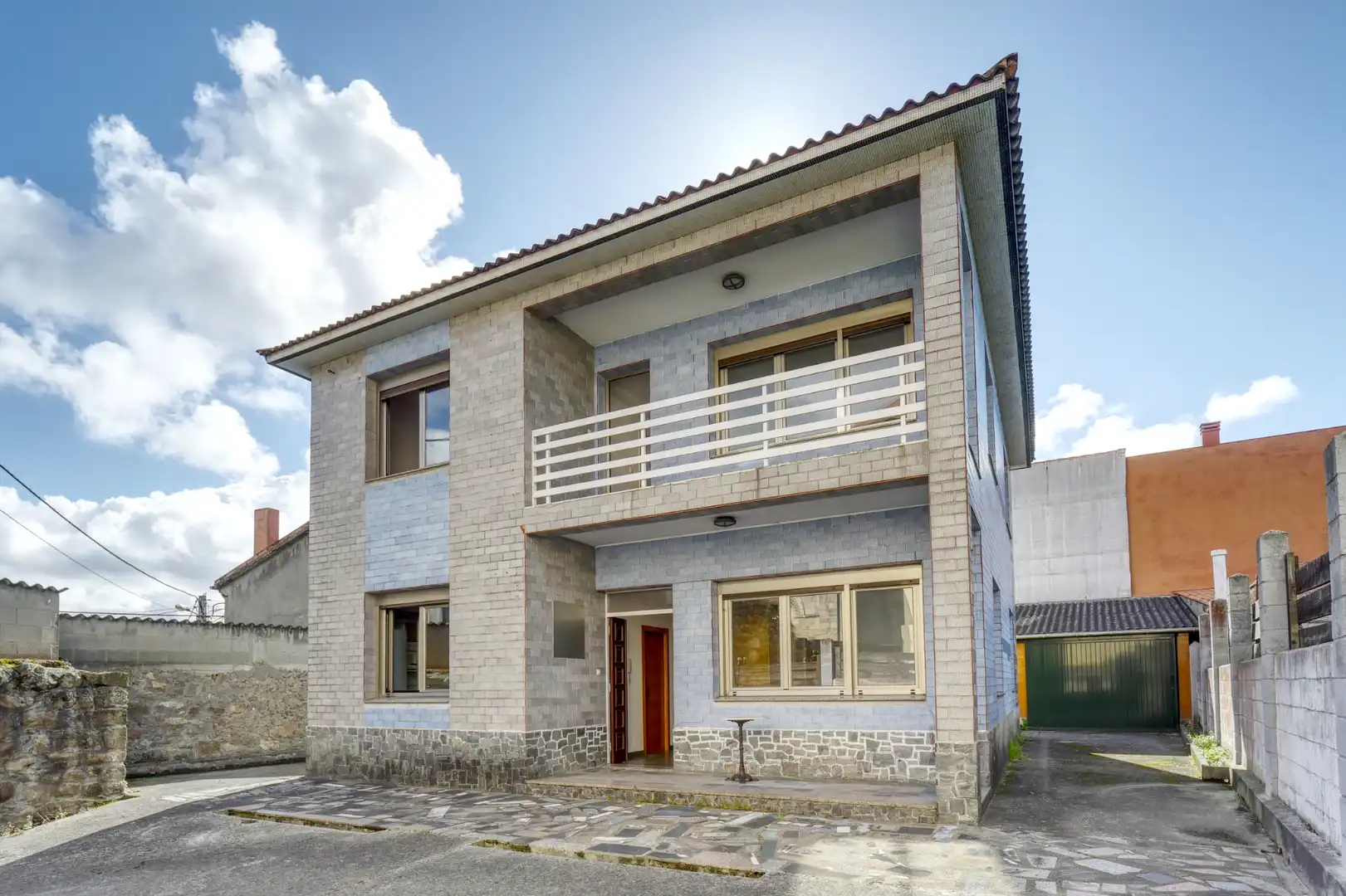 Vista exterior de Casa o xalet en venda en Arteixo amb Parquet, Terrassa i Traster