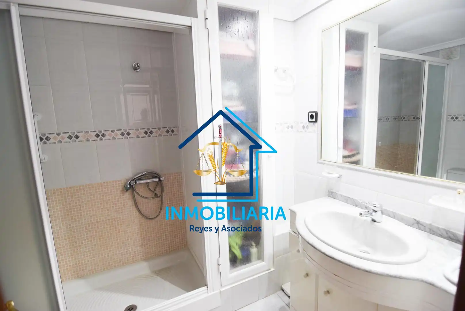 Badezimmer von Wohnung zum Verkauf in Córdoba mit Klimaanlage