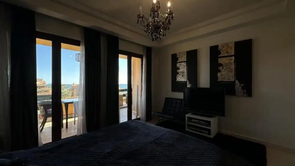 Dormitori de Apartament de lloguer en Estepona amb Aire condicionat, Terrassa i Piscina