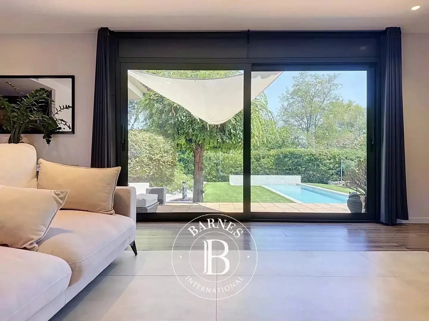 Sala d'estar de Casa o xalet en venda en Cerdanyola del Vallès amb Aire condicionat, Calefacció i Jardí privat