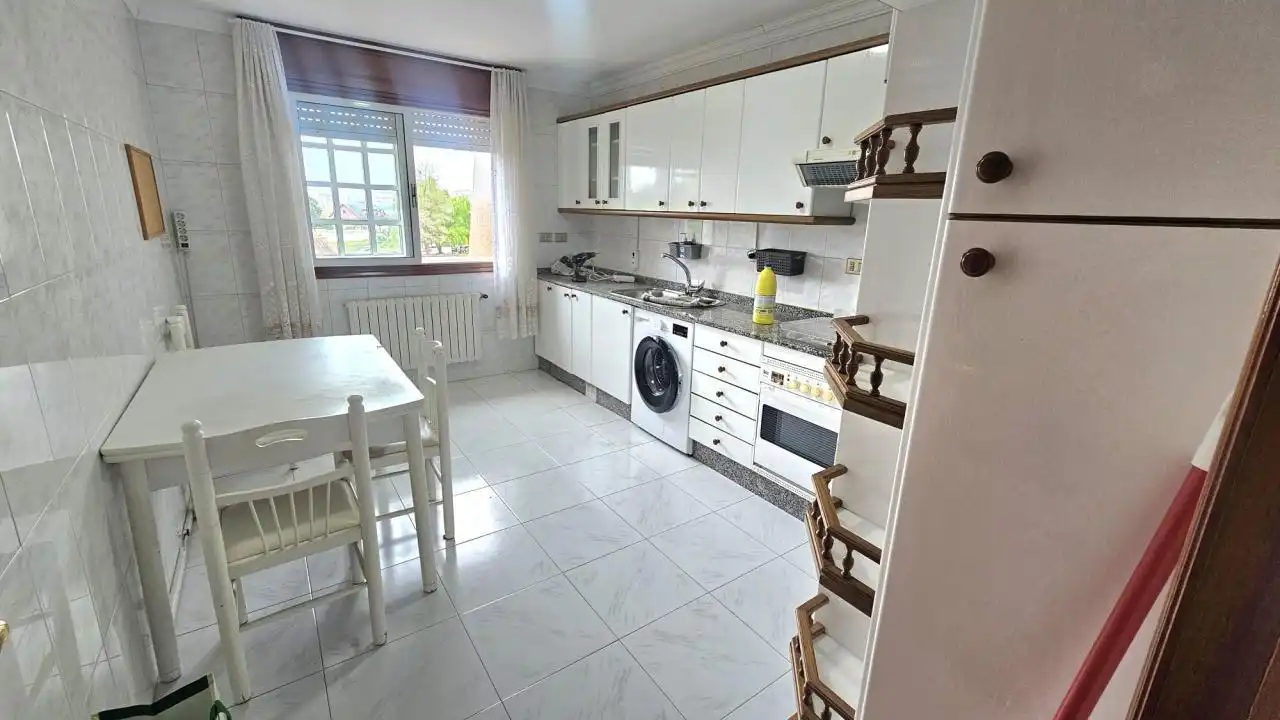 Kitchen of Flat for rent in Vigo   with Heating, Parquet flooring and Storage room