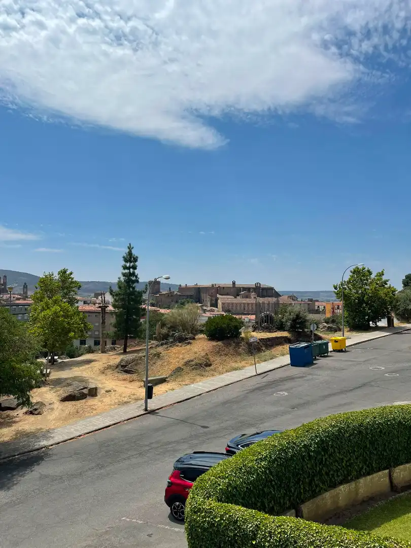 Vista exterior de Casa o xalet en venda en Plasencia amb Aire condicionat, Calefacció i Jardí privat