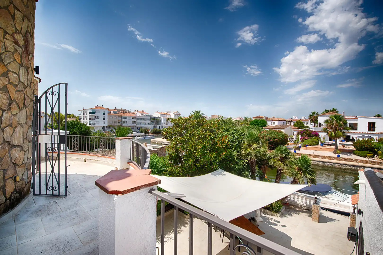 Terrace of Houses for sale in Empuriabrava  with Air Conditioner and Private garden