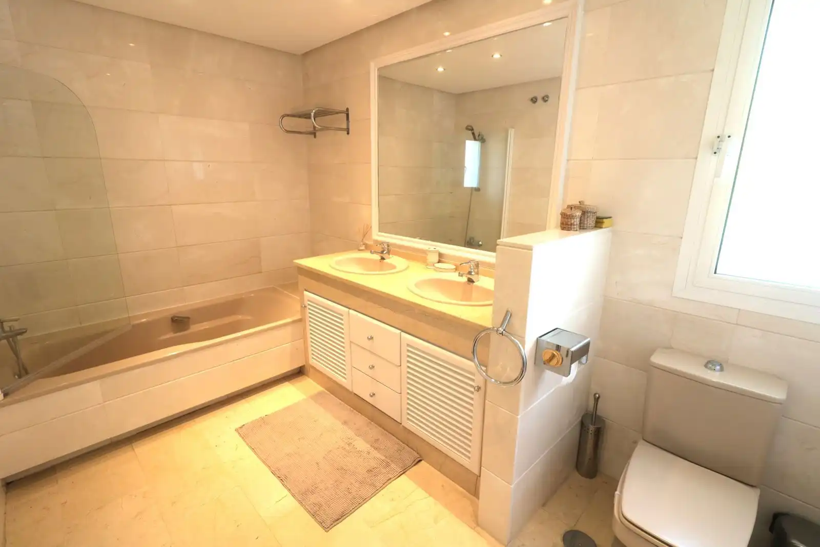 Baño de Piso en venta en Estepona con Aire acondicionado, Terraza y Amueblado