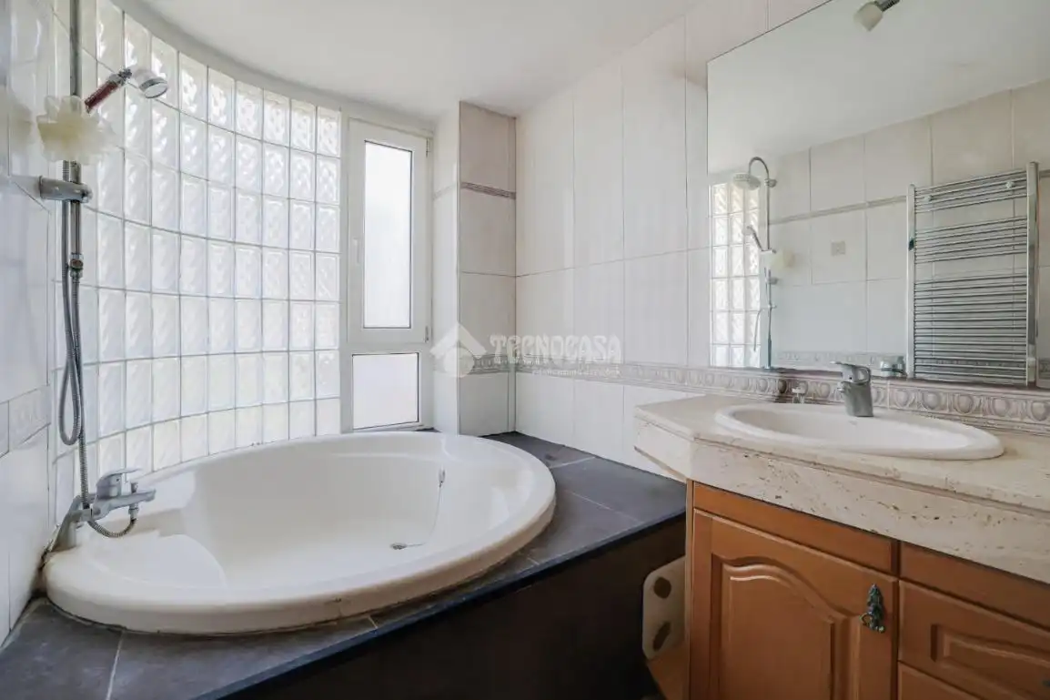 Baño de Casa adosada en venta en Rubí con Aire acondicionado, Calefacción y Amueblado