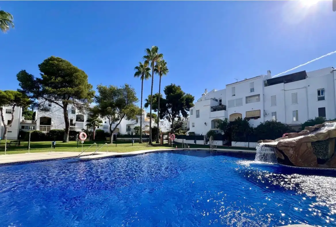 Apartment with pool for sale in Elviria - Cabopino