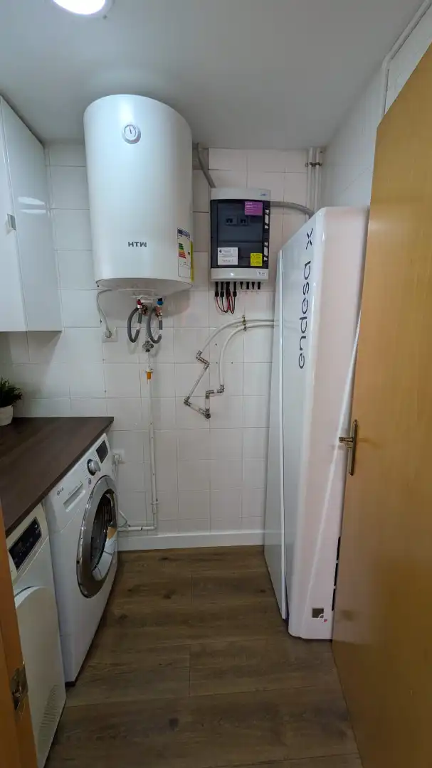 Baño de Casa adosada en venta en La Pobla de Vallbona con Aire acondicionado, Calefacción y Jardín privado