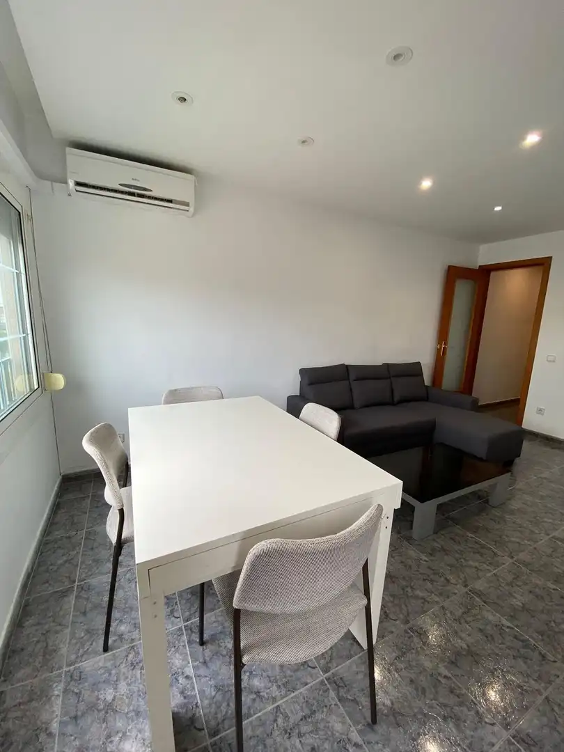 Sala de estar de Piso en venta en L'Hospitalet de Llobregat con Calefacción y Balcón