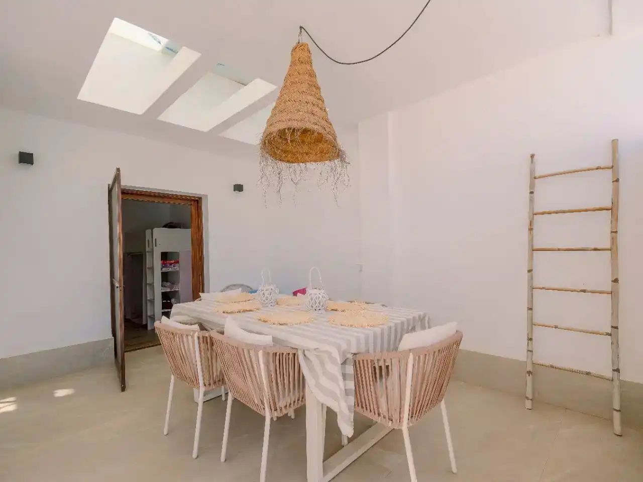 Menjador de Casa o xalet en venda en Conil de la Frontera amb Aire condicionat, Jardí privat i Terrassa