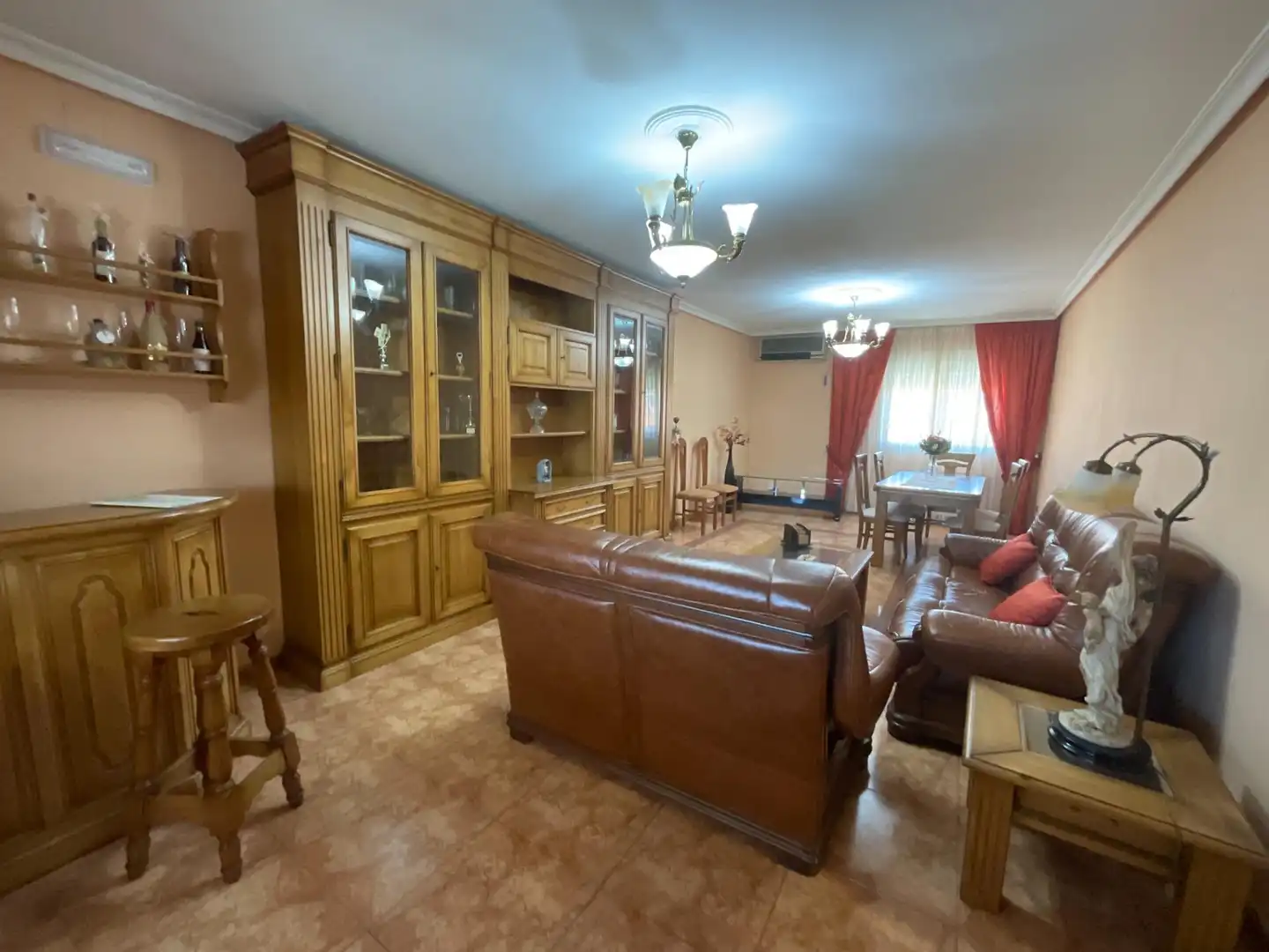 Wohnzimmer von Einfamilien-Reihenhaus zum Verkauf in Villaluenga de la Sagra mit Klimaanlage und Heizung