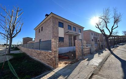 Vista exterior de Casa adosada en venda en Navalcarnero amb Calefacció, Jardí privat i Terrassa