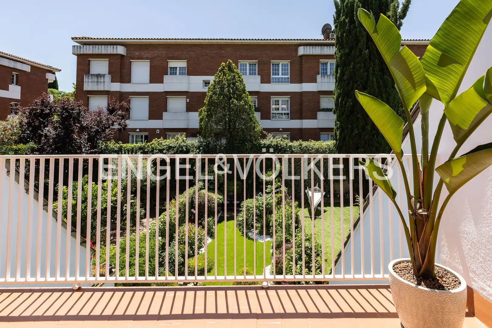 Vista exterior de Casa o xalet en venda en Sant Cugat del Vallès amb Aire condicionat, Calefacció i Jardí privat
