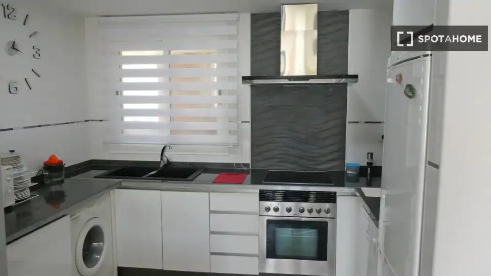 Cuina de Apartament per a compartir en Dénia amb Aire condicionat, Calefacció i Terrassa