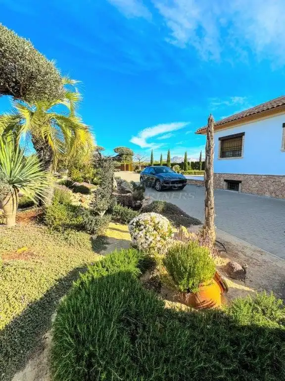 Vista exterior de Casa o xalet en venda en Orihuela amb Aire condicionat, Jardí privat i Traster