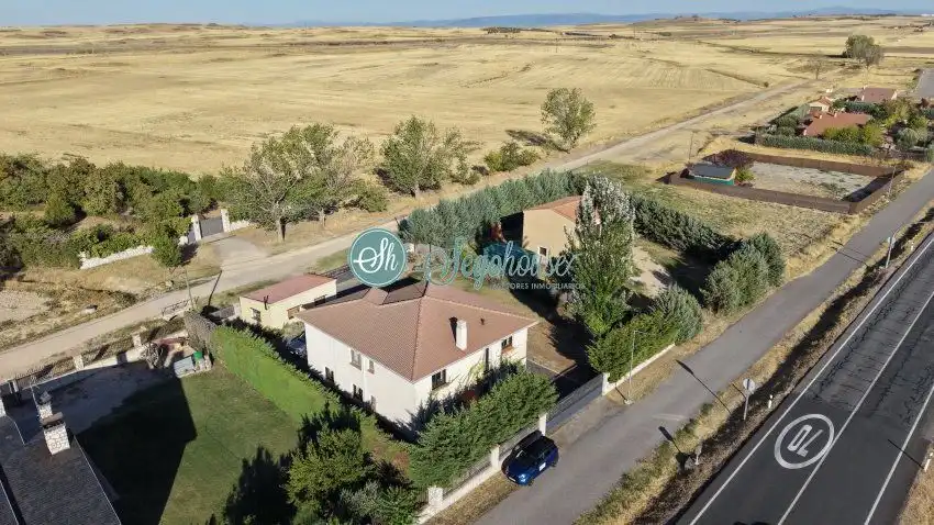 Villa zum Verkauf in Santa María la Real de Nieva, imagen 3