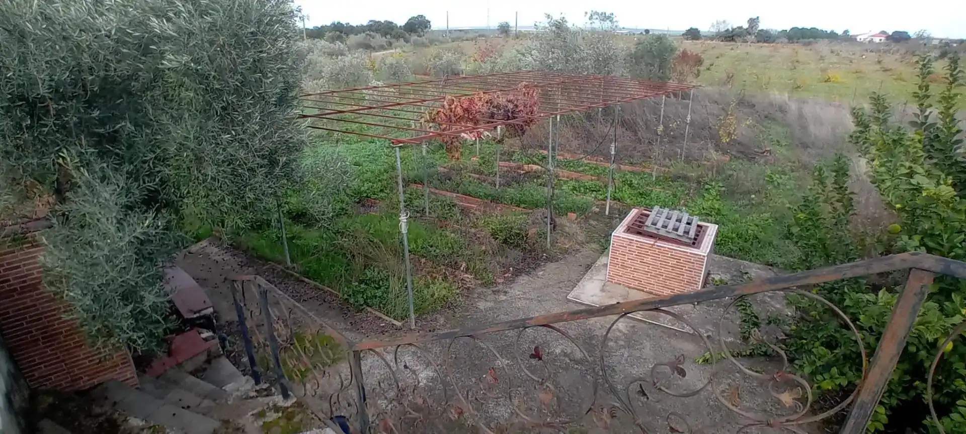 Jardí de Finca rústica en venda en Alcuéscar amb Piscina