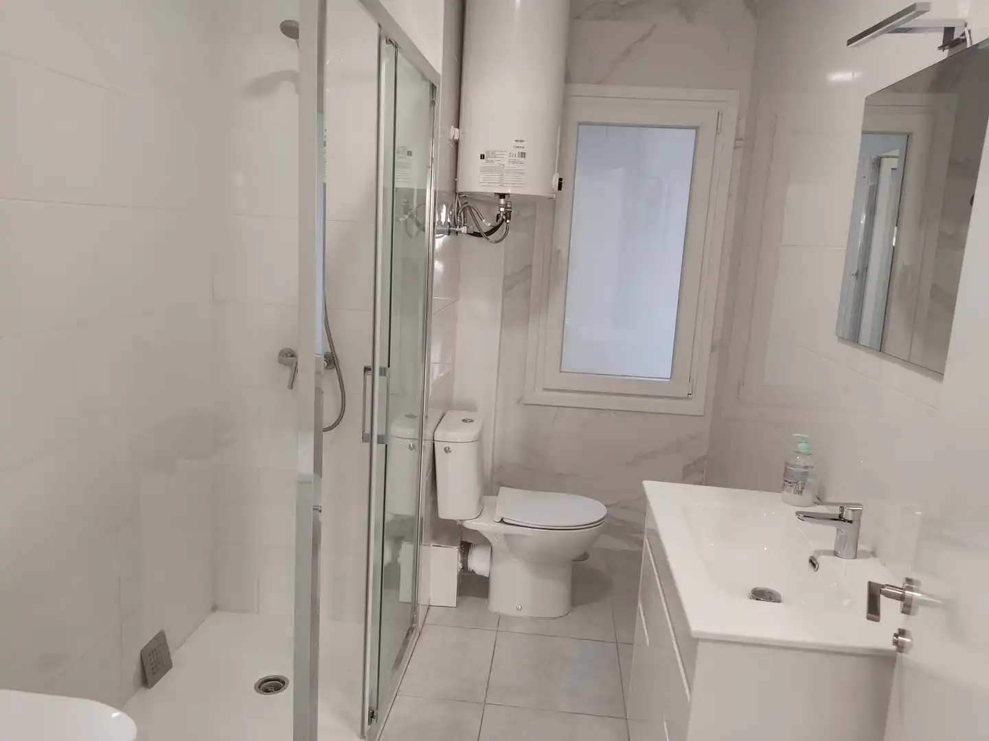 Bathroom of Flat for share in Madrid  with Heating, Furnished and Oven